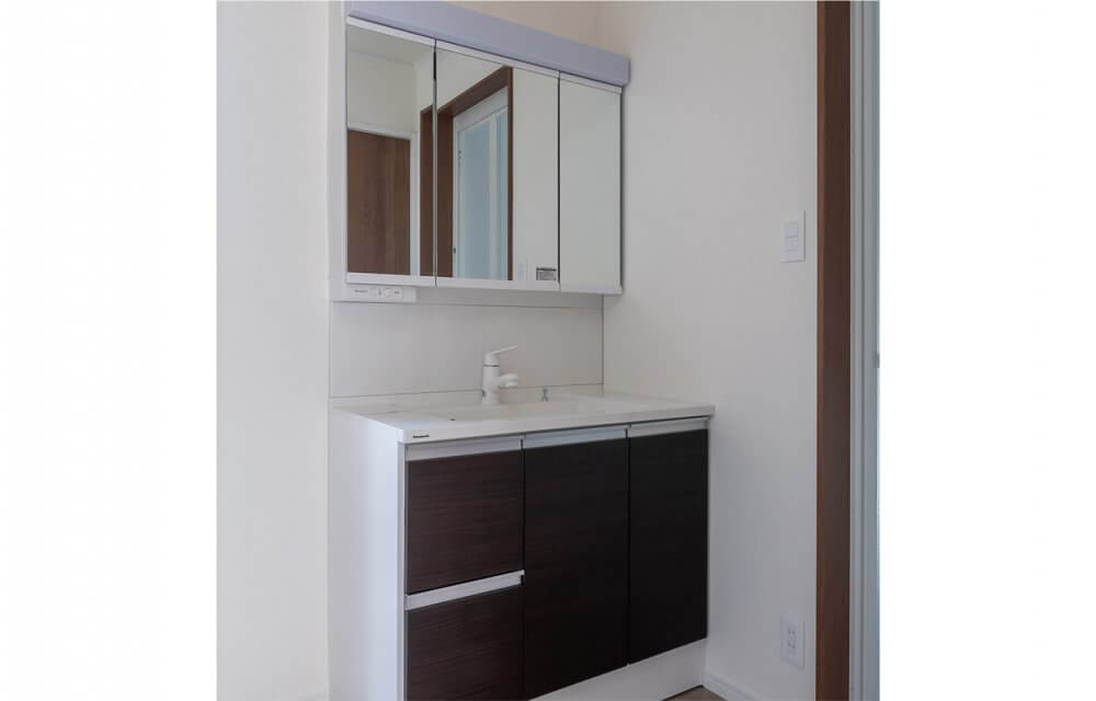 狭かった浴室と洗面室を拡張し、収納スペースのある便利な空間へ。
