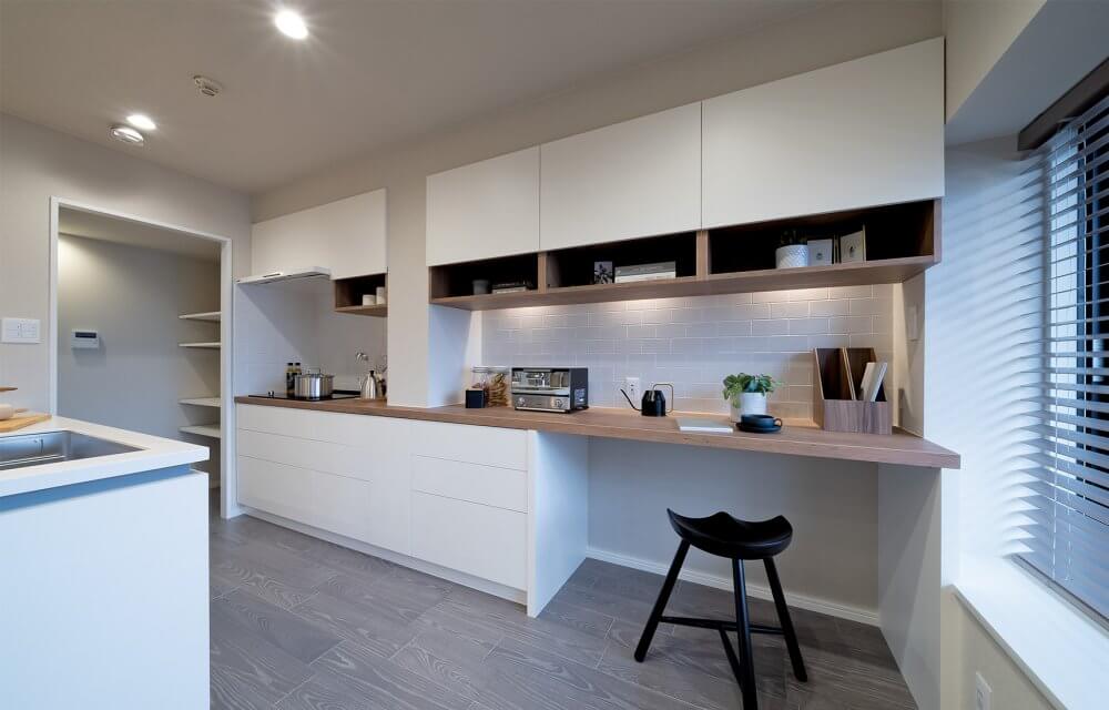 キッチン後ろの造作カウンターは、家事スペースとしても活用可能。
